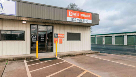 Mini Mall Storage faciliity exterior in Cleveland