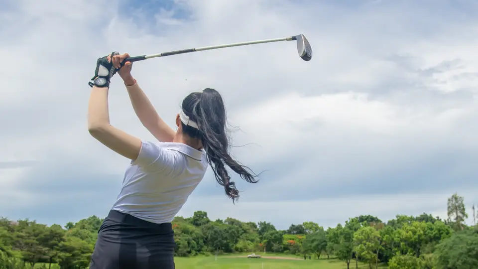 woman golfing in Anderson SC