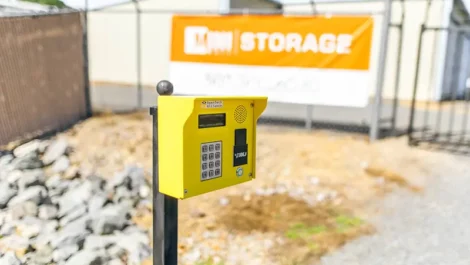 Mini Mall Storage Gate Pad