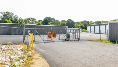 Storage gate entrance